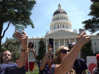 "American Selfie". I cellulari? Più pericolosi persino dei fucili