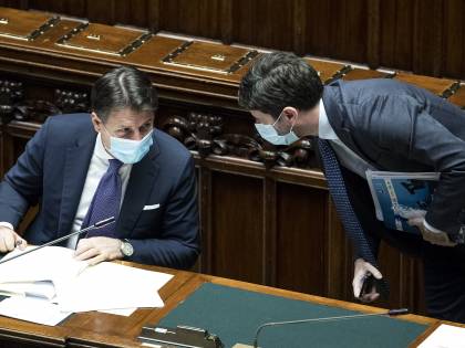 Lombardia e altre 4 verso la zona rossa. Chiusi bar e locali e stop alla mobilità