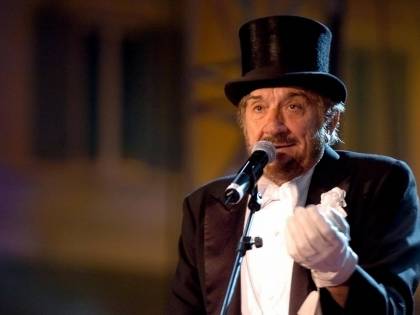Li mortacci sua... Così ha trasformato anche l'uscita di scena in un atto unico