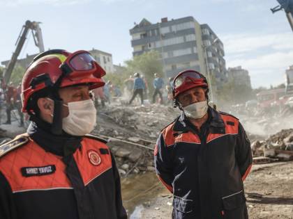 Bimba estratta dalle macerie. Elif riemerge dopo tre giorni