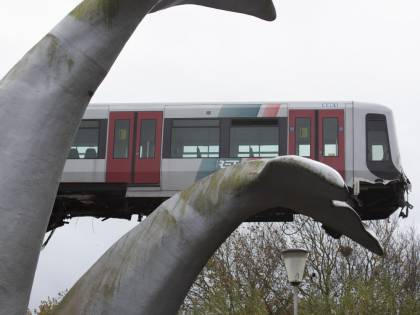 La statua di una balena salva una metro dal precipizio