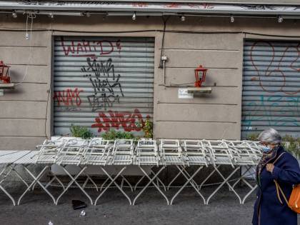 "Il virus? In pizzeria" E con una bugia manda 1,7 milioni in lockdown