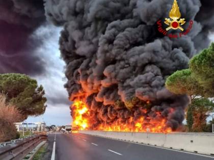 Autocisterna in fiamme, paura sulla Fi-Pi-Li