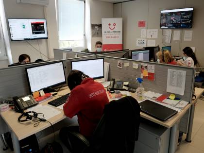 Attese infinite, jingle, silenzi: la giungla dei numeri regionali