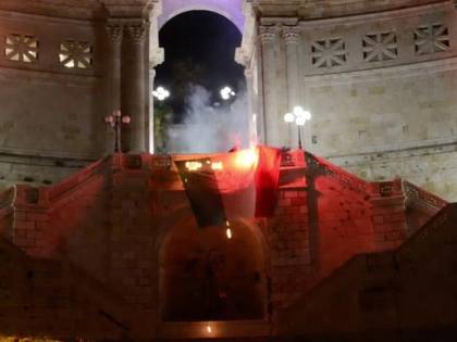 Tricolore bruciato a Cagliari: "Ribellatevi contro le leggi ingiuste del governo"