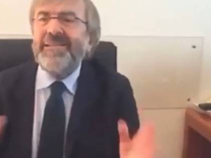 Il commissario di Conte delira: "Per prendere il Covid devi usare la lingua"