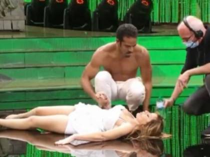 Malore in diretta per Alessandra Mussolini: si accascia in pista dopo l'esibizione
