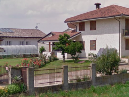 Orrore nella villetta. Spara a moglie e figli, poi la telefonata choc: "Non ci sarò più"