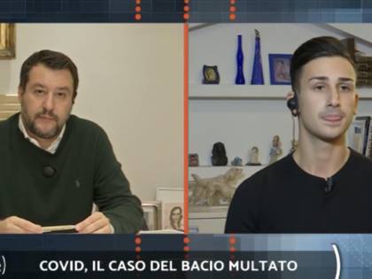 Bacia la sua fidanzata e viene subito multato Salvini: "Paghiamo noi"