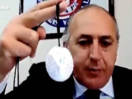 Ciondolo anti Covid, bufera su Emiliano