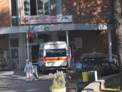 All'esterno del pronto soccorso dell'ospedale Cotugno di Napoli