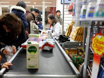 La spesa costa meno altrove? Occhio a questi spostamenti: cosa si può fare