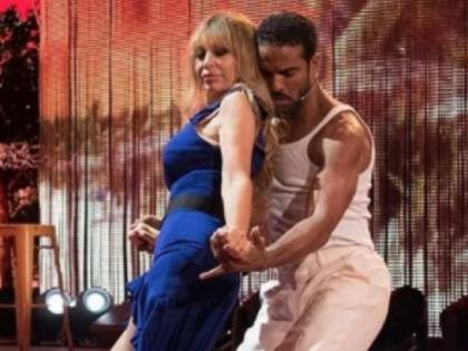 La Mussolini balla in tv ma qualcosa va davvero storto