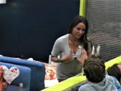 "Toccarle?", "Fai i complimenti..." Selvaggia Roma infiamma il Gf