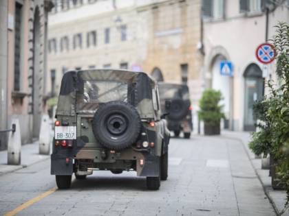 Aggredisce militari, bloccato con spray al peperoncino