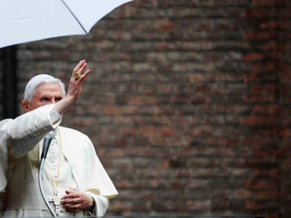 Ora si riapre il caso in Vaticano: "Ratzinger non vesta di bianco"