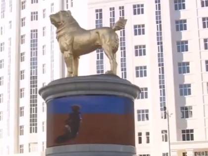 Turkmenistan, una statua d'oro per il cane. Perché l'alabai è il preferito del presidente