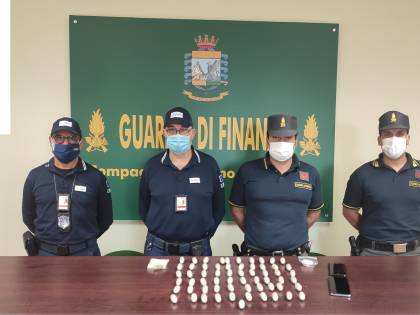66 ovuli nello stomaco: così il pusher nigeriano portava l'eroina in Italia