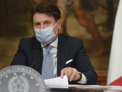Conte: "Bonus Natale da 500 euro" Ma scatta la rivolta nel governo