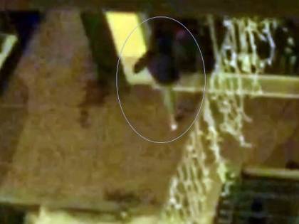La furia del 16enne sui negozi: calci e pugni alla vetrina per svaligiarli