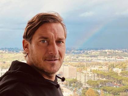 "Non ha il titolo per farlo": E l'associazione agenti denuncia Totti