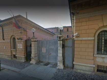 La furia del pregiudicato romeno: calci e sputi contro i poliziotti