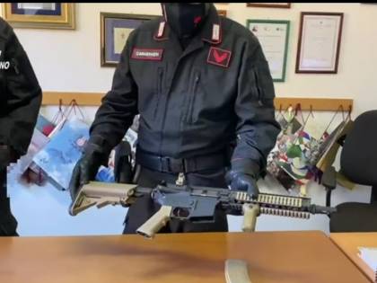 Sparano ai passanti dal balcone "per noia": arrestati due minori