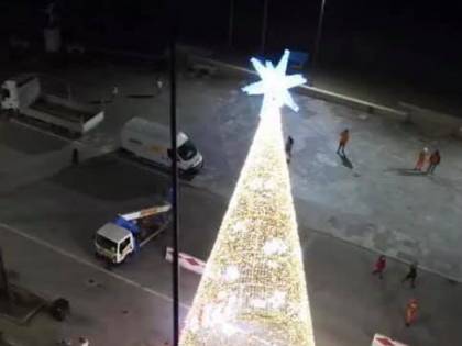 Viareggio, valanga di proteste contro l'albero di Natale e il sindaco lo fa smontare