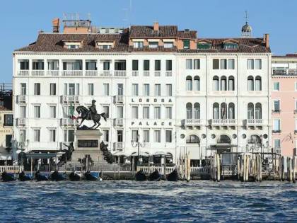 L'hotel (chiuso) paga tutti: "Dipendenti? Una famiglia"