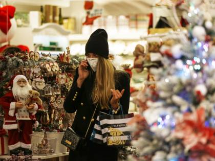 Cene, tombolate e inviti a casa: cosa si può fare (e cosa no) a Natale