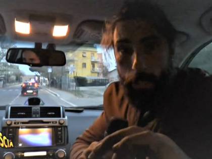 "Ora ti taglio la faccia, infame" Insulti e minacce per Brumotti