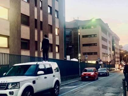 Sul tetto dell'auto per vedere la mamma