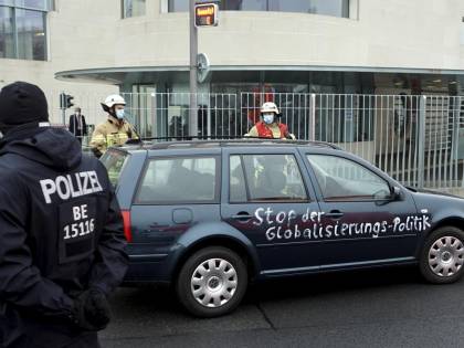 Paura a Berlino, auto contro l'ufficio della Merkel: "Assassini"