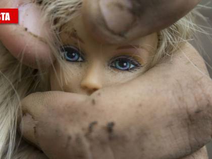 "Era gentile, poi botte e sputi. Vi mostro come mi ha ridotta"