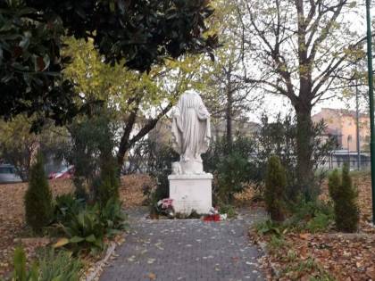 Quel gesto choc del rifugiato: decapita statua della Madonna