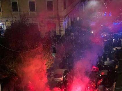 I "compagni" contro i poliziotti. Ma per gli intellò di sinistra è "resistenza"