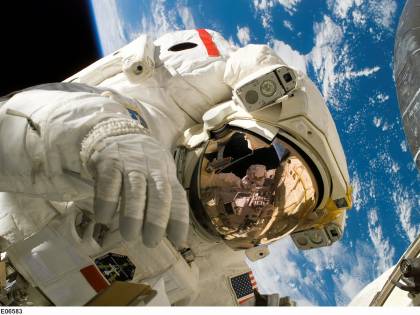 Quegli astronauti nello Spazio che "cadono" senza toccar terra