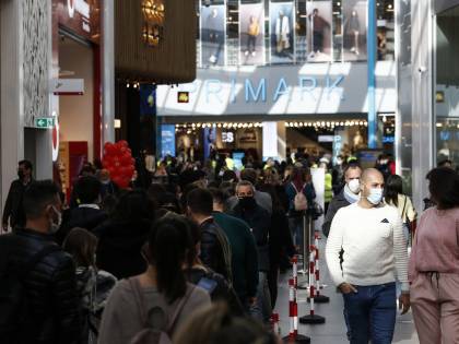 In migliaia all'apertura del centro commerciale. Bufera contro il Comune