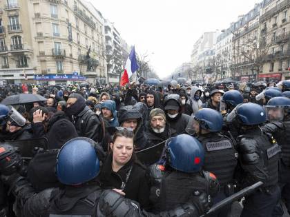 Parigi: la marcia della libertà. Scontri, violenze e 46 arresti