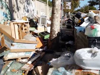 Palermo sommersa dai rifiuti: materassi e motorini in discarica