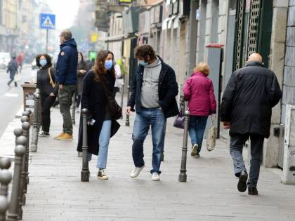 Folla in centro per lo shopping. Ma prudenza e regole rispettate
