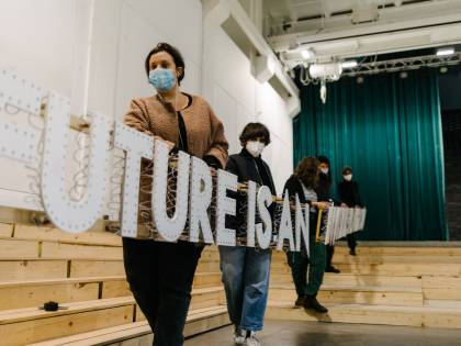Murales, scatti e installazioni. Le mostre si fanno in strada