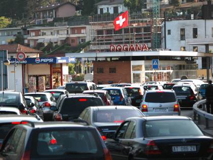 La polemica in Svizzera: "Piste chiuse a sciatori? Allora via i frontalieri"