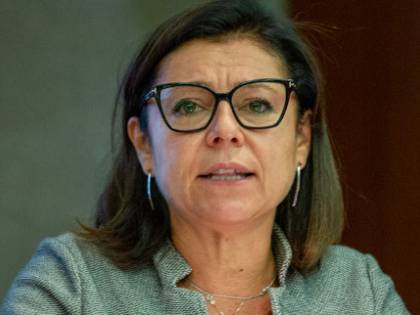 "Come un punto interrogativo". Chi è il ministro delle gaffe