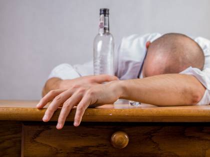 Abuso di alcol, ansia e depressione: così si insinua il Covid