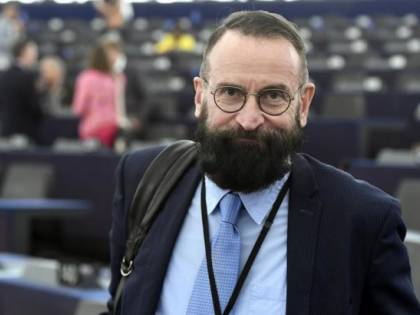 Orgia durante il lockdown. Costretto alle dimissioni l'eurodeputato pro-Orban