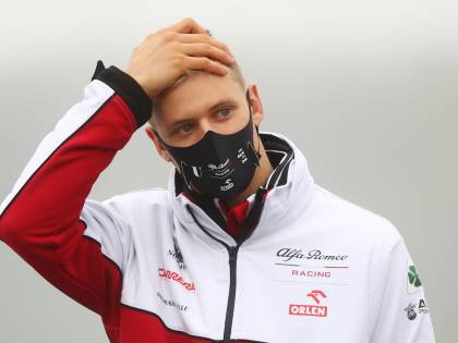 Sale sulla Mercedes di Lewis. È primo