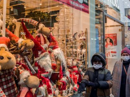 Contagi e decessi in brusco calo ma i virologi ci "processano"