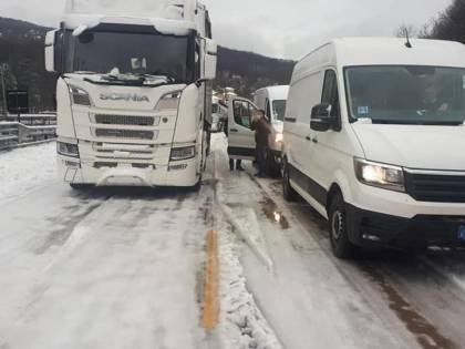 Il gelo che blocca l'autostrada Le coperte per chi resta in auto