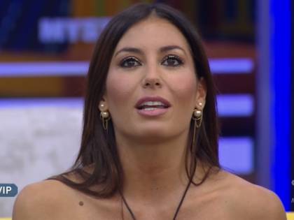 Elisabetta Gregoraci lancia una linea di t-shirt. "Hai rubato l'idea ai fan?"